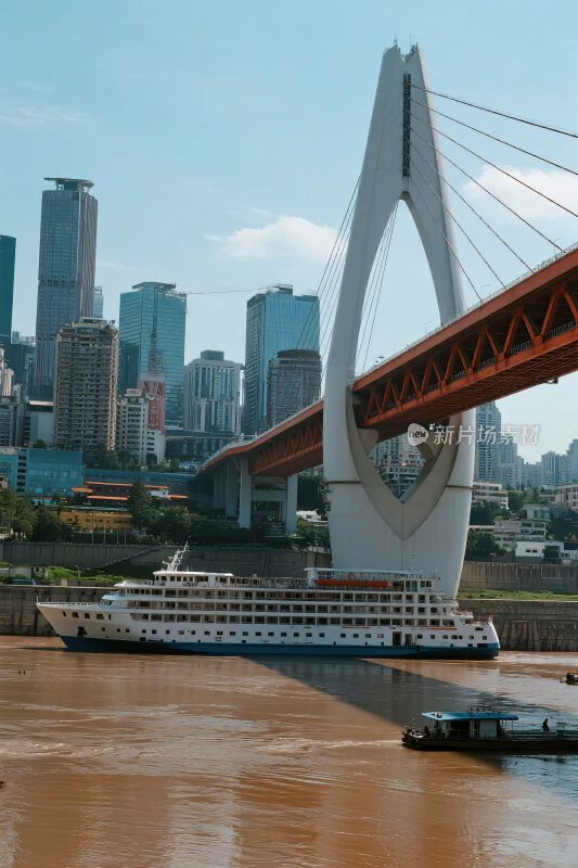 江上大桥与游船风景图