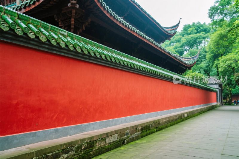 古建红墙绿树景观
