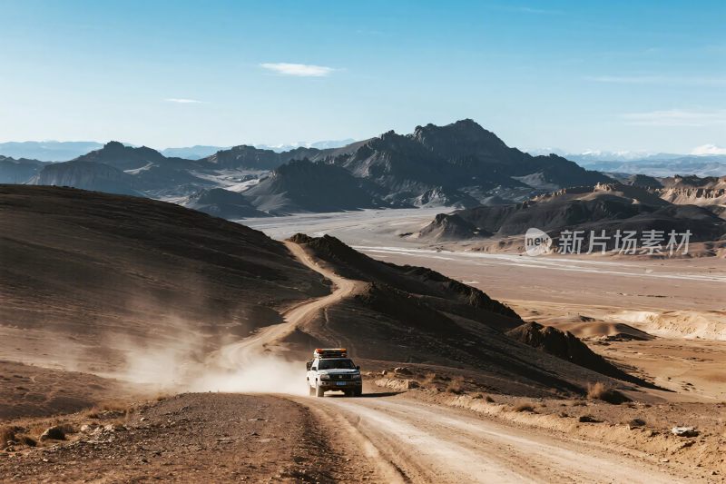 沙漠中行驶的越野车