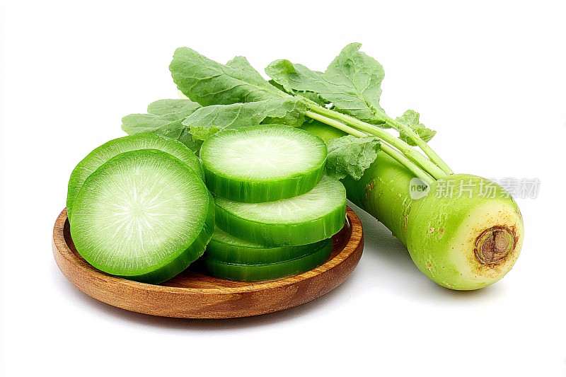 木盘上的青萝卜切片与整根萝卜