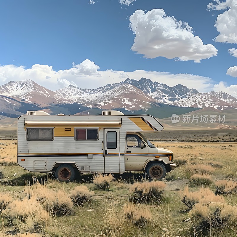 露营车与雪山美景