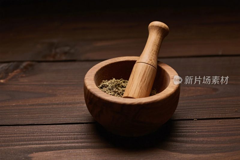 木质研钵内的香料与木杵