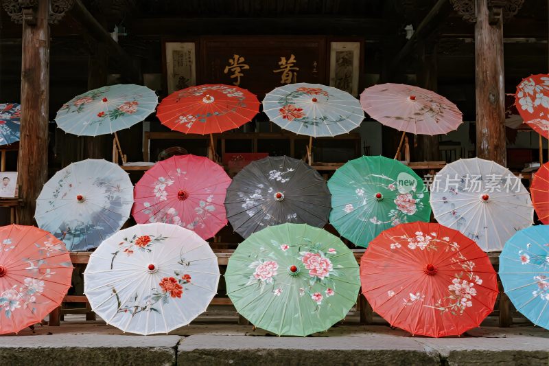 彩色传统油纸伞陈列