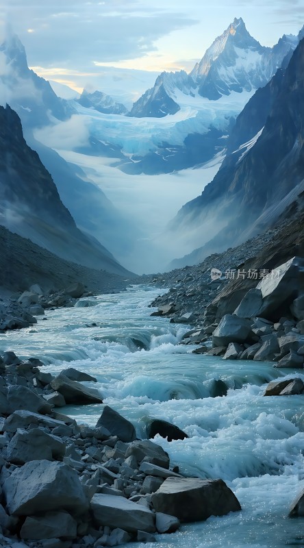 冰川之谷雪峰环绕碧波荡漾