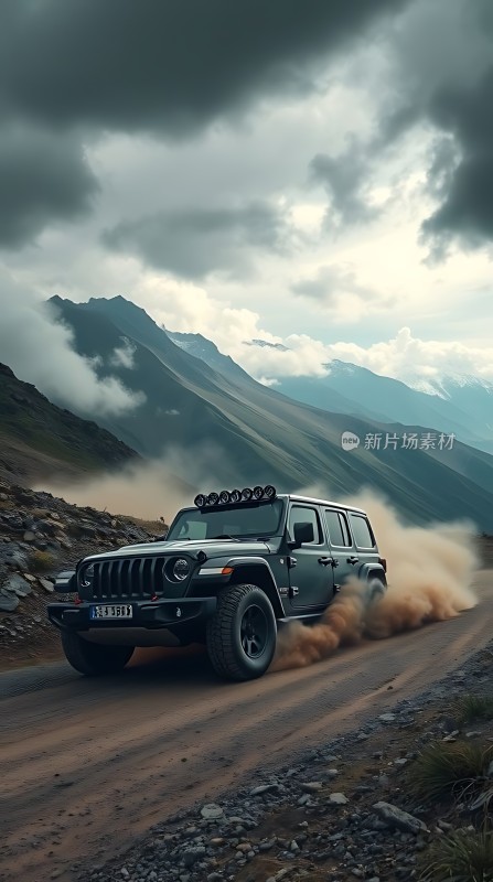 越野狂飙黑色吉普车驰骋在崎岖山路上
