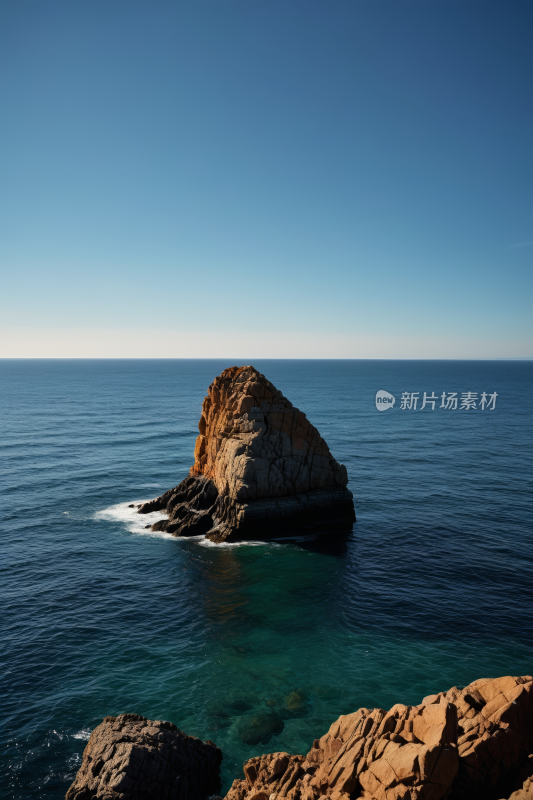 海洋中央一块大岩石高清风景图片