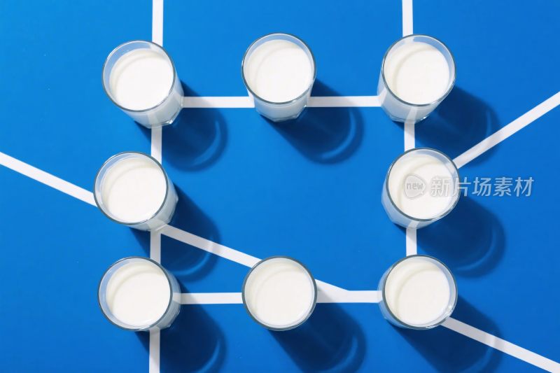 牛奶杯构图艺术图