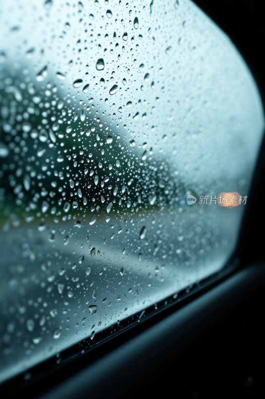 车窗特写上面有雨高清图片