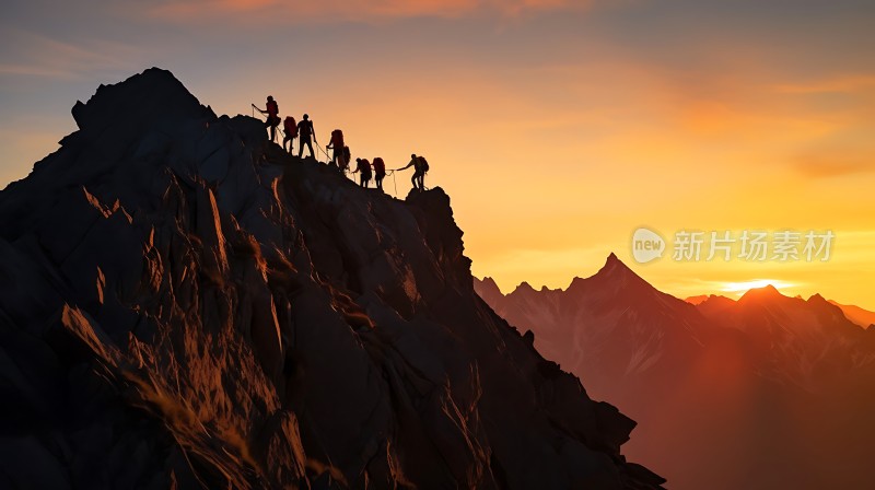 日出时攀登者剪影