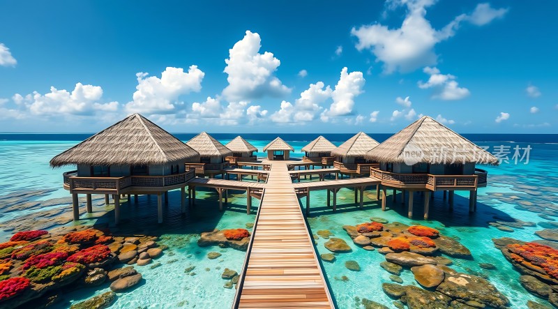 碧海蓝天下的水上木屋度假胜地