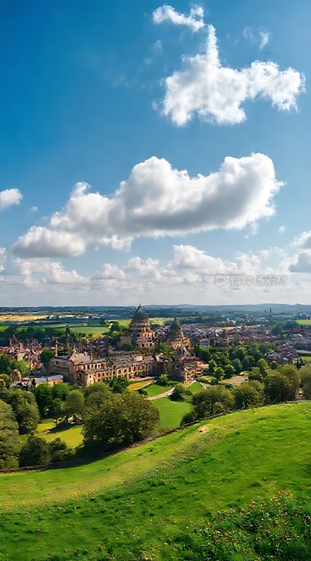 蓝天白云下的绿色小镇