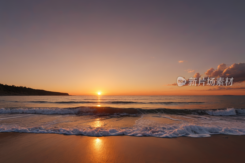 海滩上的日落海浪拍打着太阳高清图片