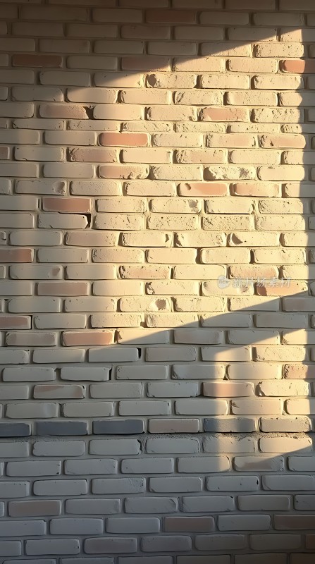 阳光下的砖墙光影交错宁静而美丽