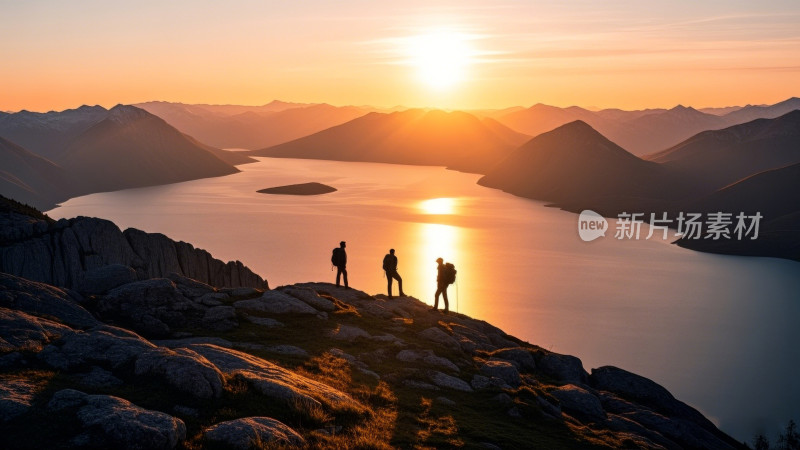 夕阳湖泊登山者远眺唯美自然风光励志图