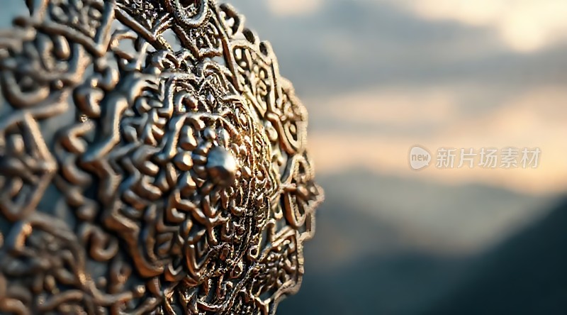 精致金属装饰品在阳光下闪耀