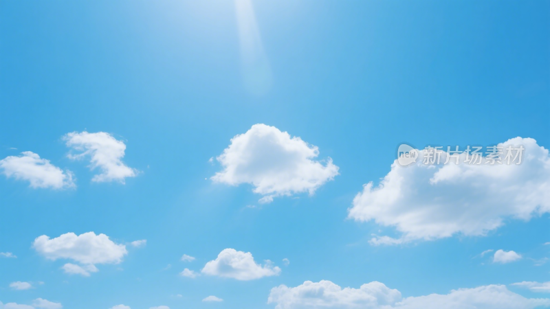阳光洒落的蓝天云朵写意画