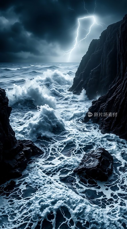 狂风暴雨中的海浪与闪电