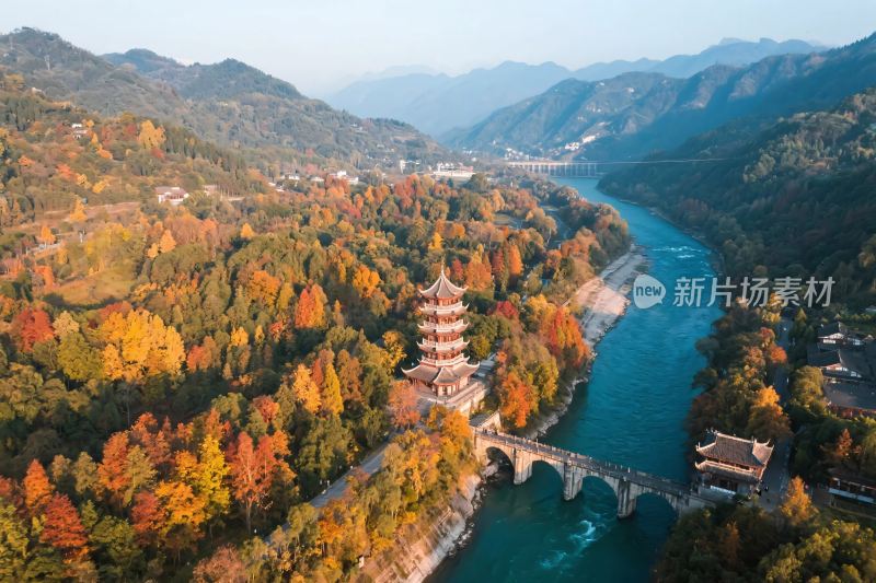 山水古塔秋景风光