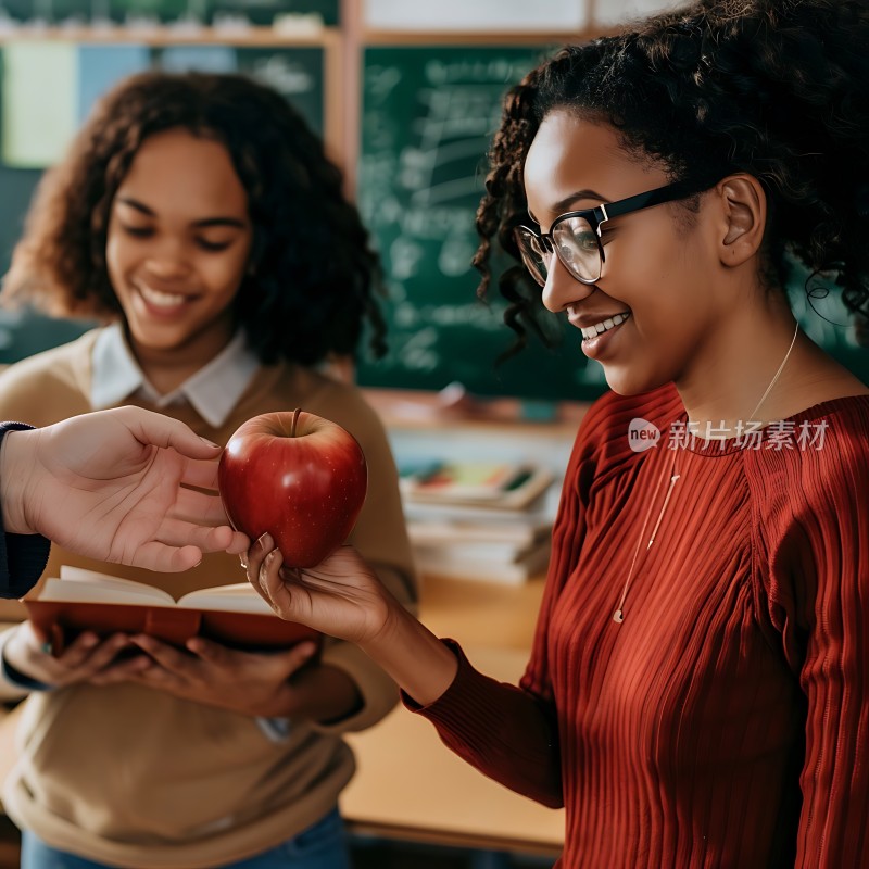 苹果与书本的温馨交流