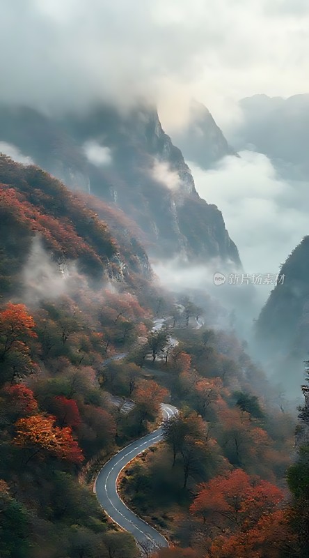 秋日山间蜿蜒公路
