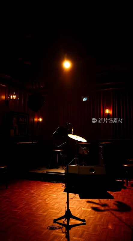 昏暗酒吧内景舞台灯光下的架子鼓和麦克风架