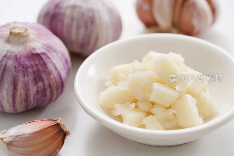 大蒜与碗装食材