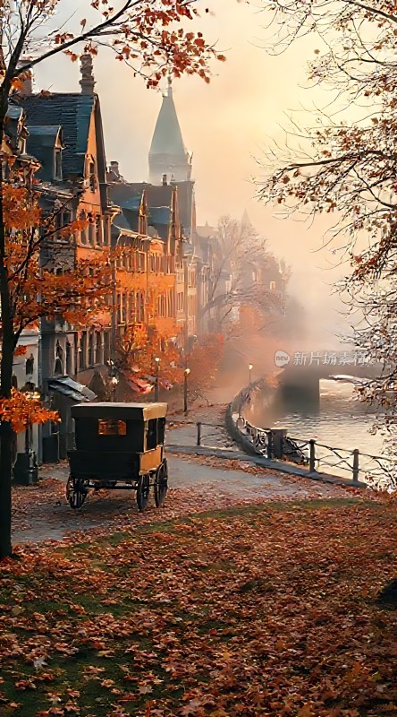 秋日晨雾中的古老小镇