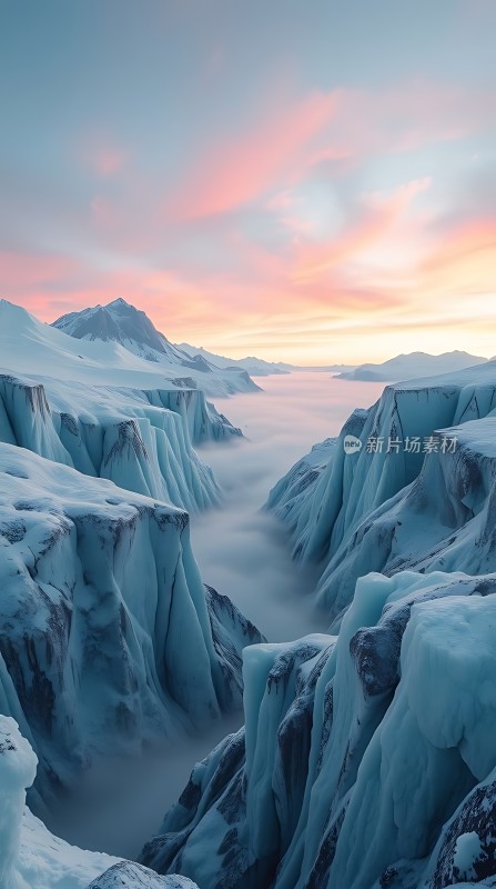冰封峡谷云雾缭绕日出映照下的冰雪奇景