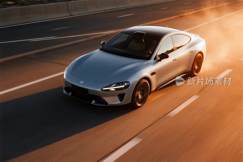 银色汽车公路行驶