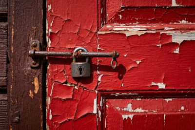 老旧红色木门与铁锁 老旧红色木门与铁锁