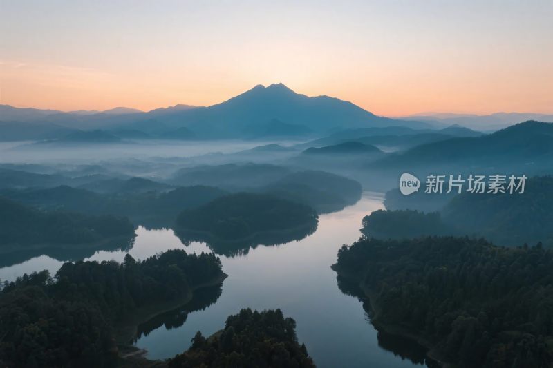 湖泊山脉晨雾风景图