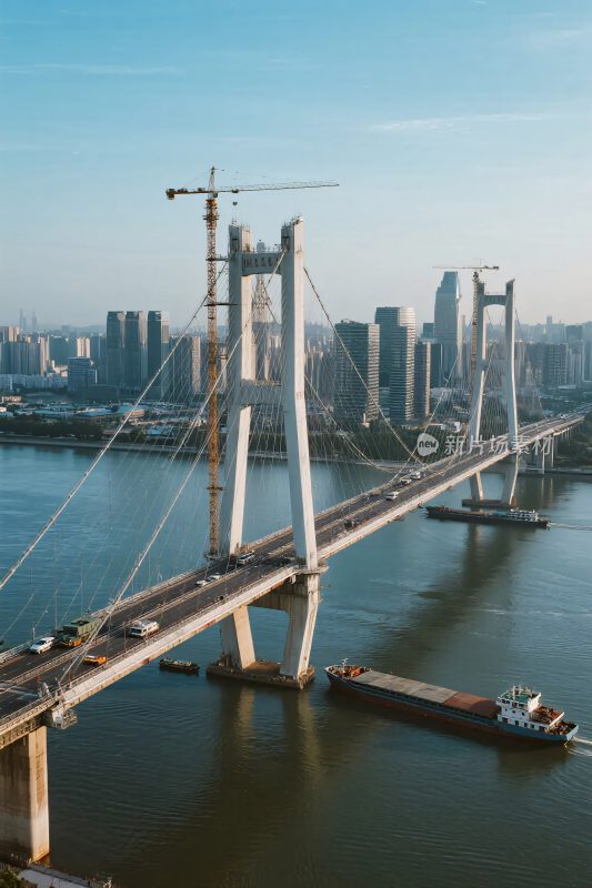 城市跨江大桥航拍景象