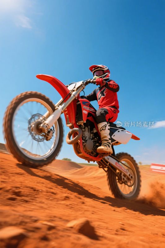 摩托车手沙地骑行英姿