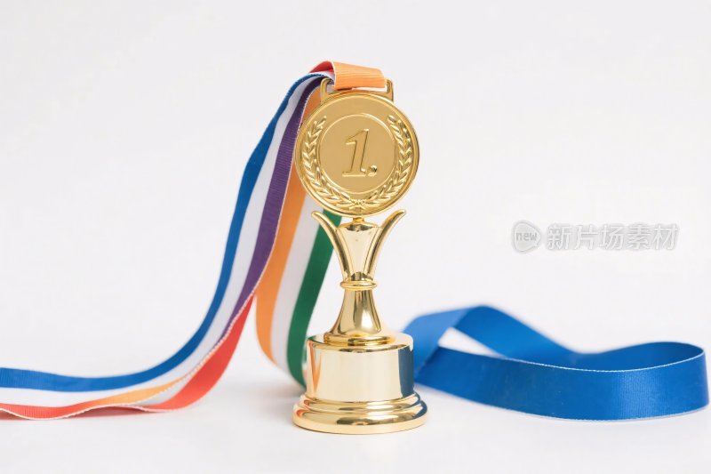 金色奖杯与彩带