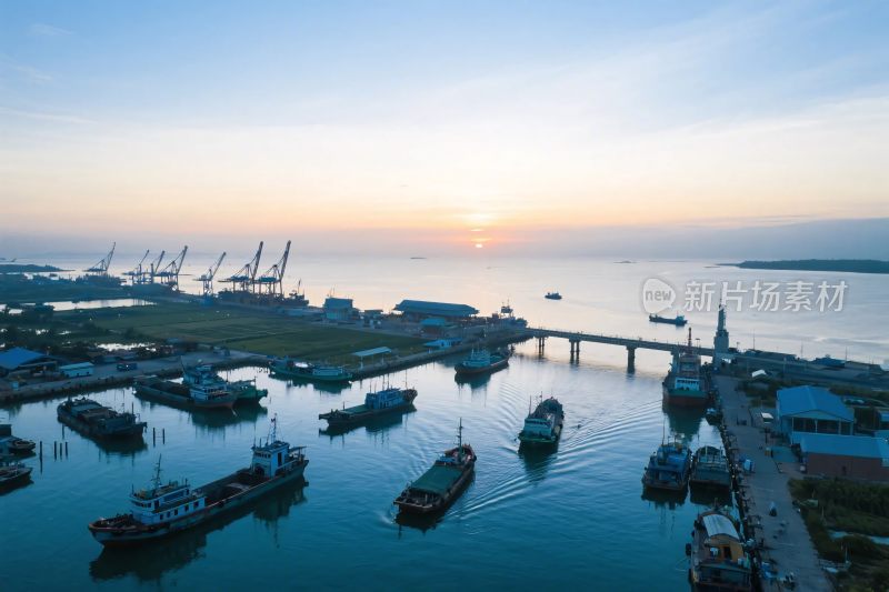 港口黄昏航拍图