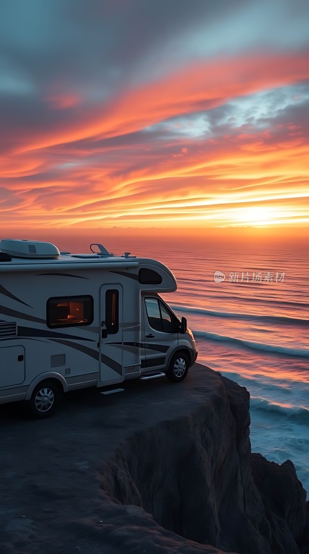 海边的露营车夕阳下的旅行生活