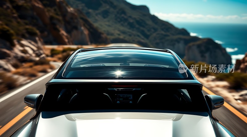 白色汽车行驶在沿海公路上