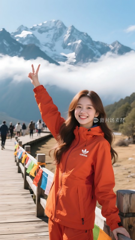 雪山下的橙色女孩快乐旅行留下美好回忆
