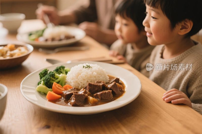温馨家庭用餐场景