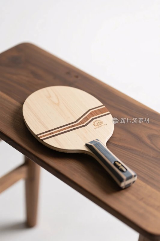 乒乓球拍在木质桌上