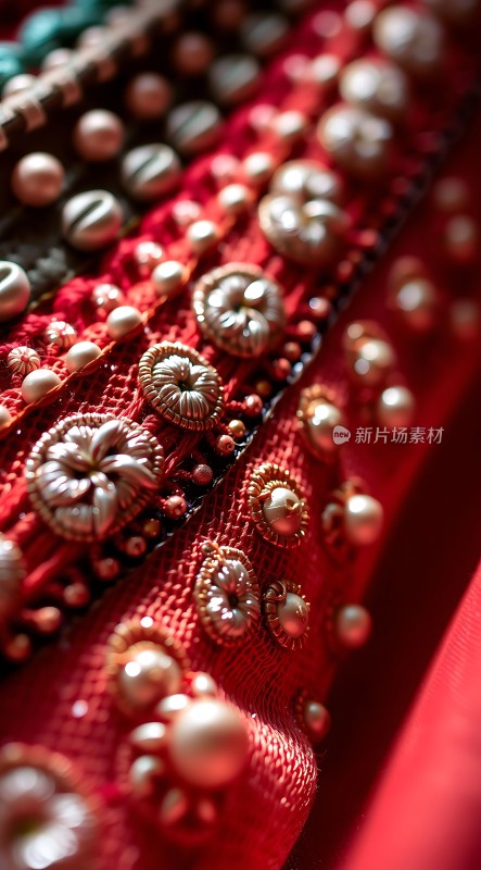 红色布料上的精美珠绣细节