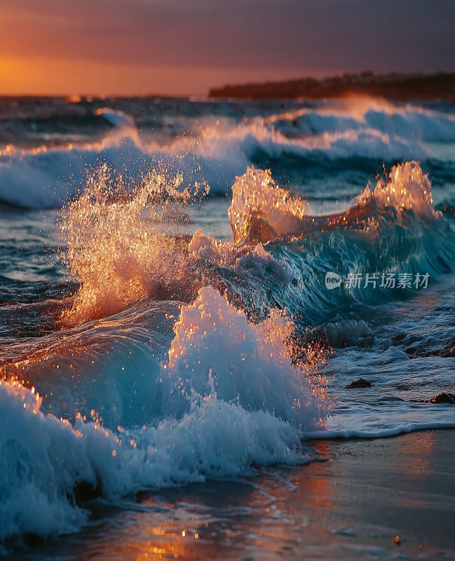 夕阳下海浪翻涌的海滨景象