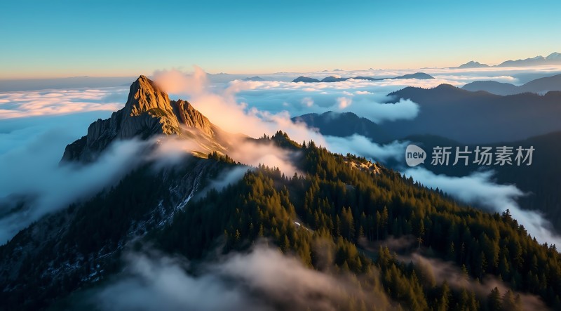 云海环绕的山峰日出