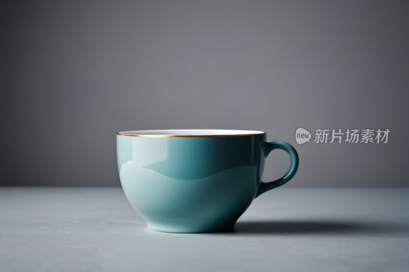 桌子上一个带有金色边缘的蓝色杯子高清图片