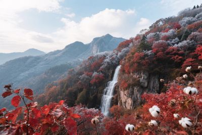 山间红叶瀑布美景 山间红叶瀑布美景