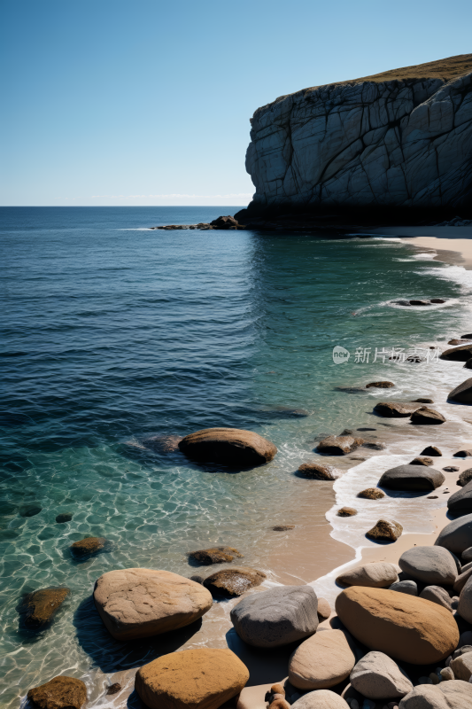 海岸上一大片水域有岩石高清风景图片