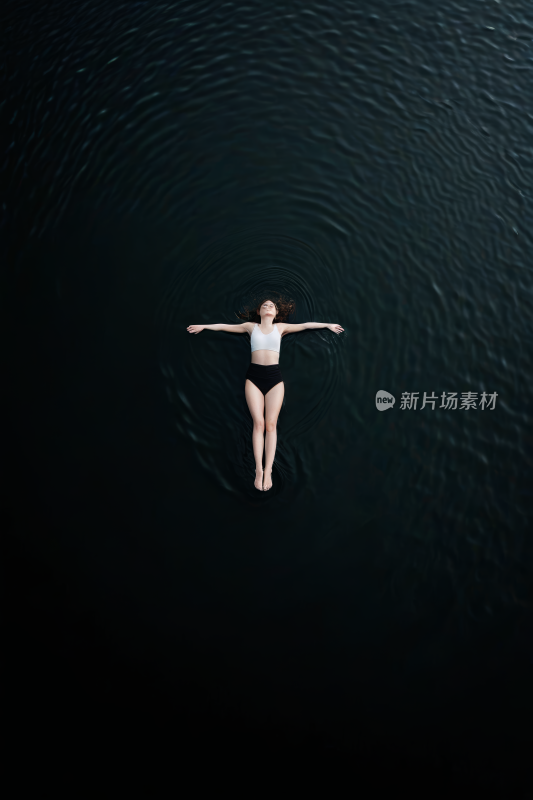 一个女人漂浮在水里高清风景摄影图片