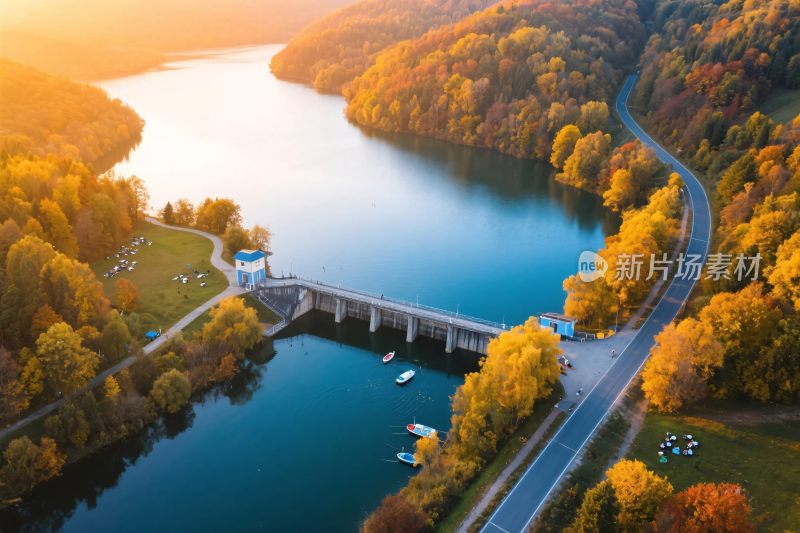 秋日湖泊公路航拍美景