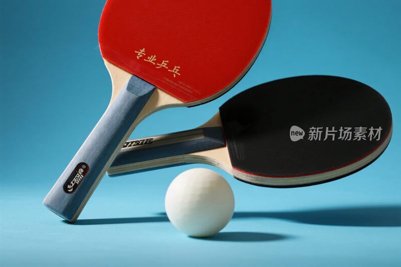 乒乓球拍与乒乓球静物图
