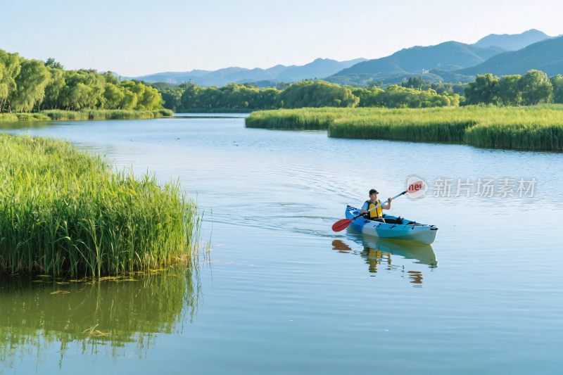 两人于河上划皮划艇赏景